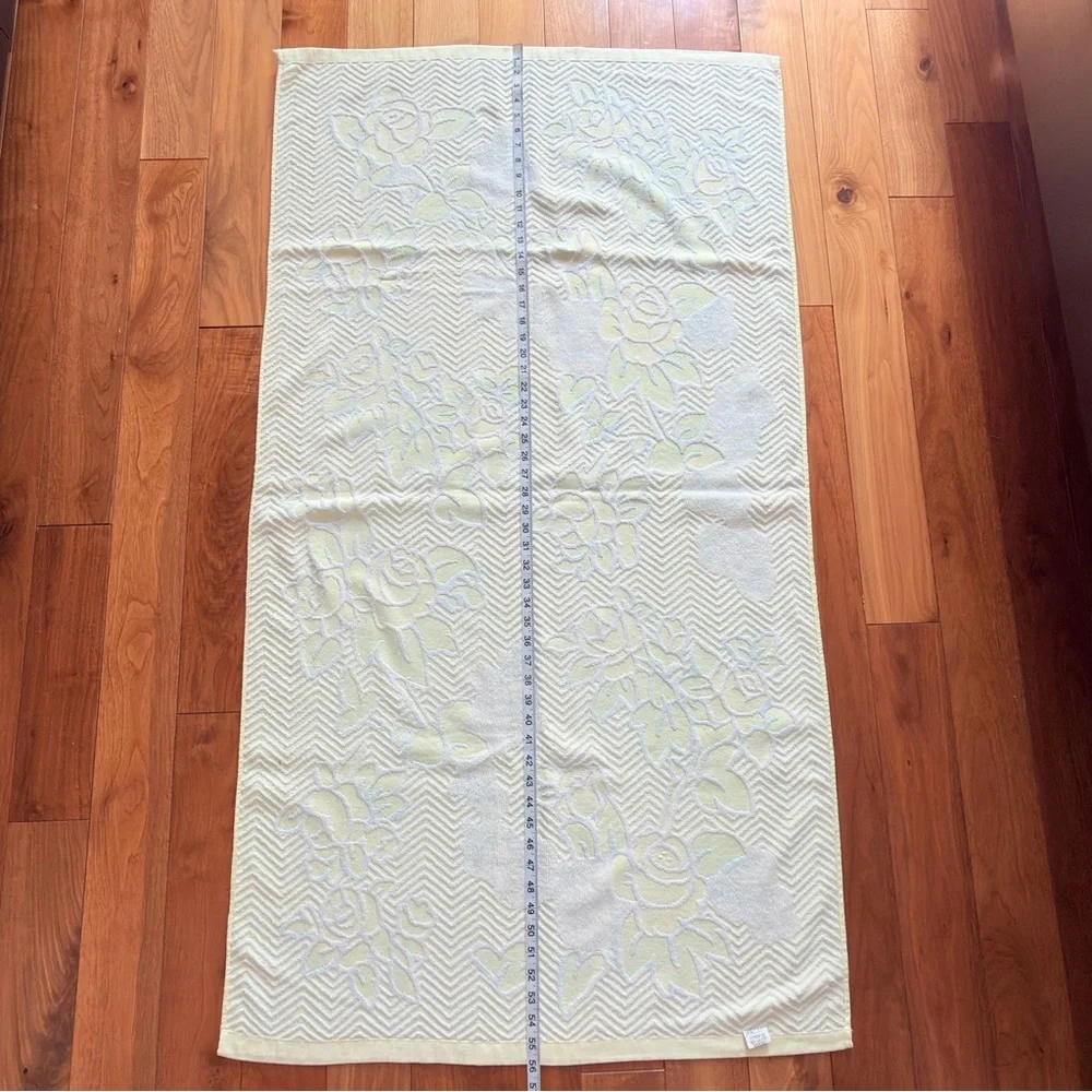 Vintage Floral Rose Patterned Towel NWOT